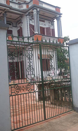 Gã “giang hồ” cầm dao truy sát cả nhà anh trai rồi nhảy lầu tự tử